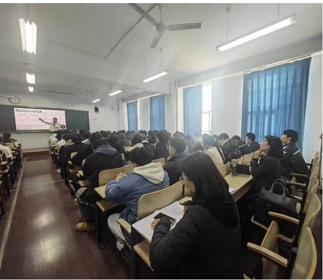 马克思主义学院开展关于《习近平新时代中国特色社会主义思想概论》课程的“听课评课”活动 马克思主义学院开展关于《习近平新时代中国特色社会主义思想概论》课程的“听课评课”活动